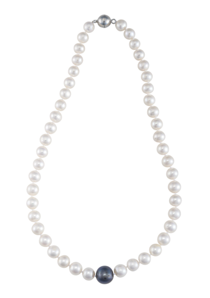 18” Freshwater 8-9mm Pearl Strand with 11-12mm Black Central Pearl