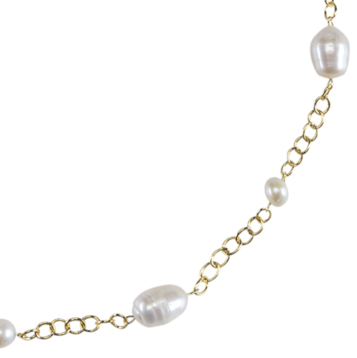 Collana da 32” in ottone placcato oro 9 Ct. con perla barocca d'acqua dolce da 10mm