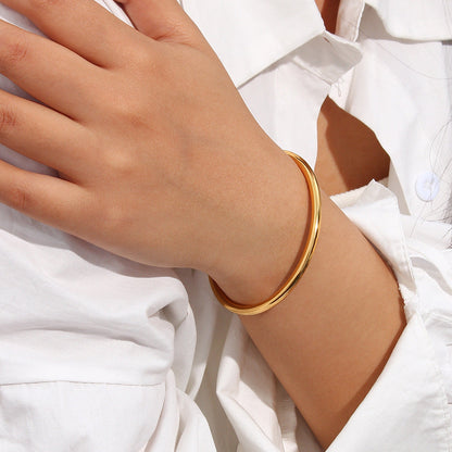 Minimalist Gold Bangle | High-Quality Stainless Steel with 18k Gold Plating 2