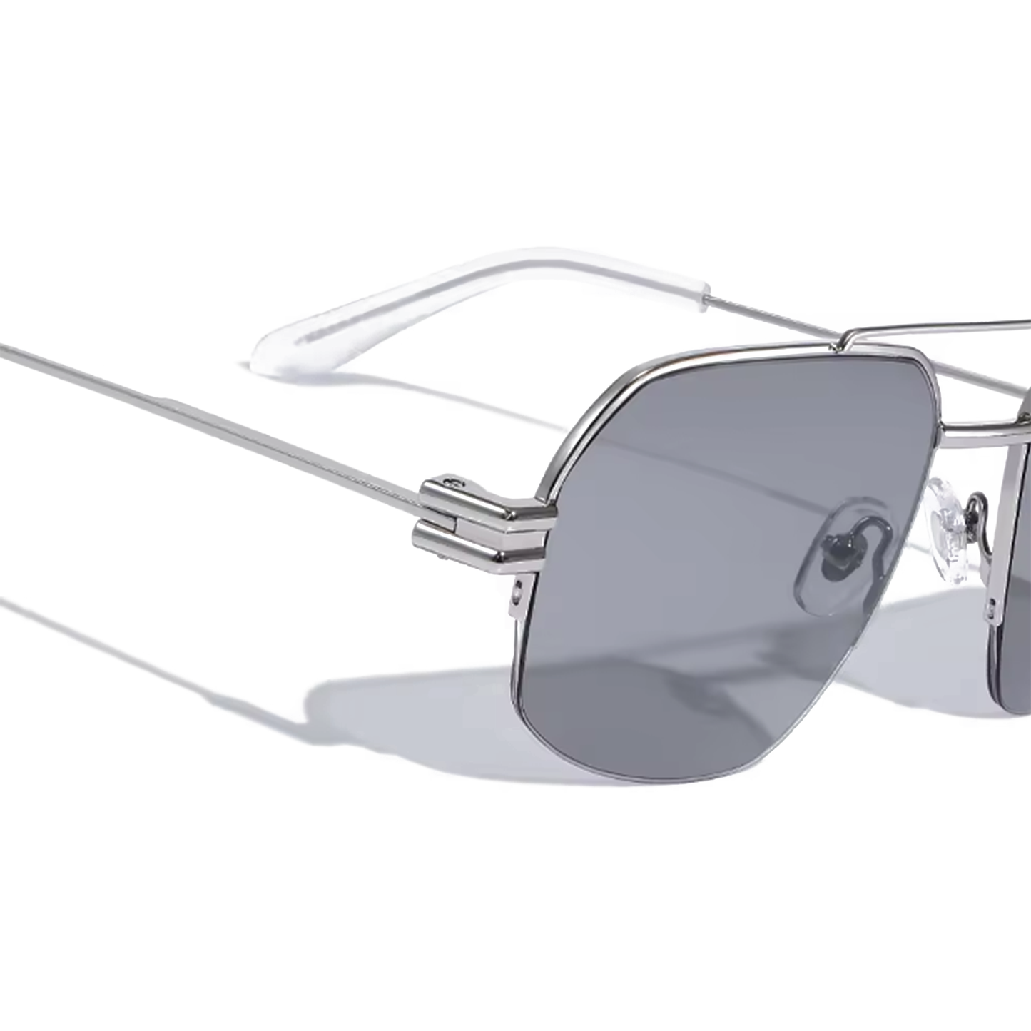 Lunettes de soleil aviateur noires audacieuses